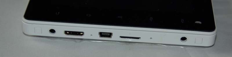 Ainol Novo7 - Le port USB permet également la recharge