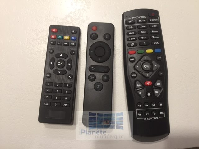 Au milieu la télécommande de la GT-1, à gauche celle de la MiniMX, à droite celle de la Yoka TV