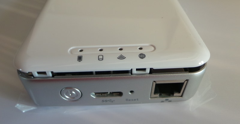 On distingue le port USB3 (compatible USB2) et la prise Ethernet