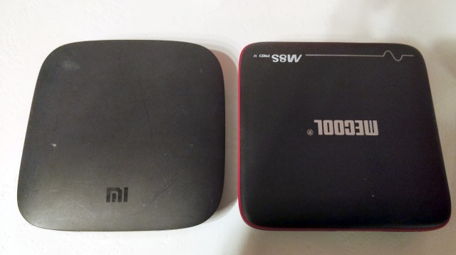 A gauche la XIAOMI MI BOX, NETFLIX OK, à droite la MECOOL M8S PRO W, NETFLIX KO