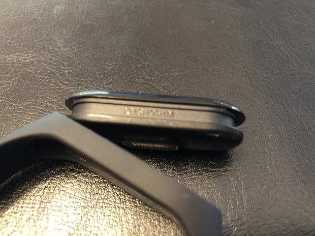 Le module MI BAND 3 a une goulotte pour le solidariser au bracelet