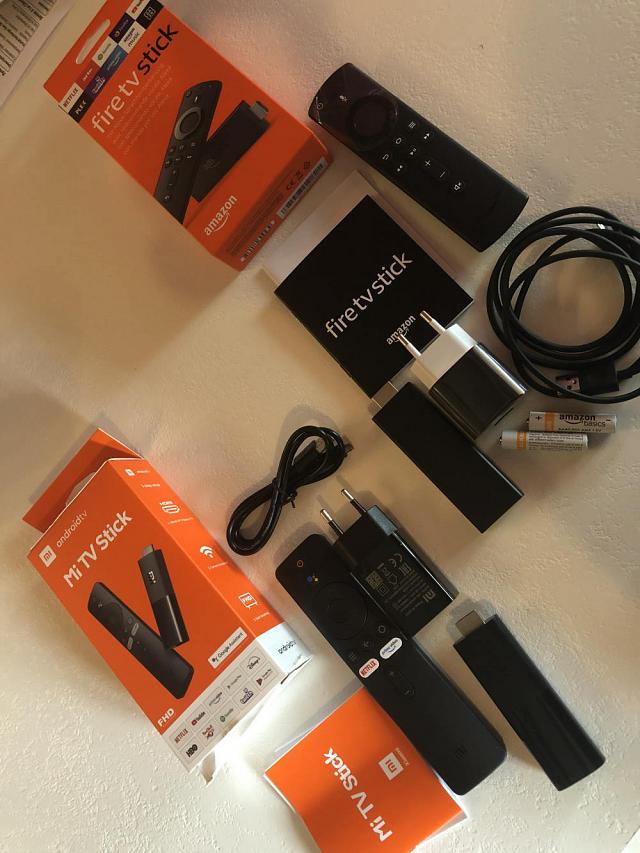 Mi Stick en bas, FireTV Stick en haut....un air de famille