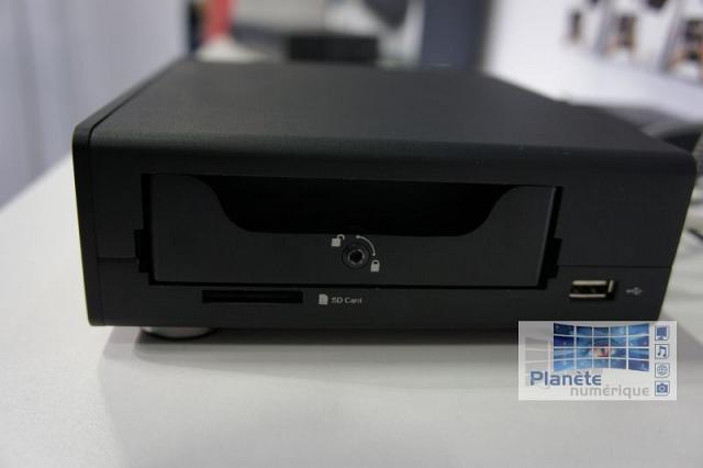 Le rack SATA (3TO compatible), le lecteur de carte et un USB hôte