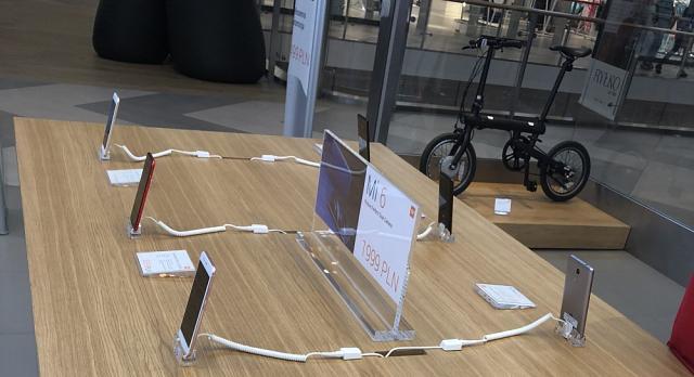 De nombreux smartphones. En vitrine le Vélo EF-1 juste pour expo