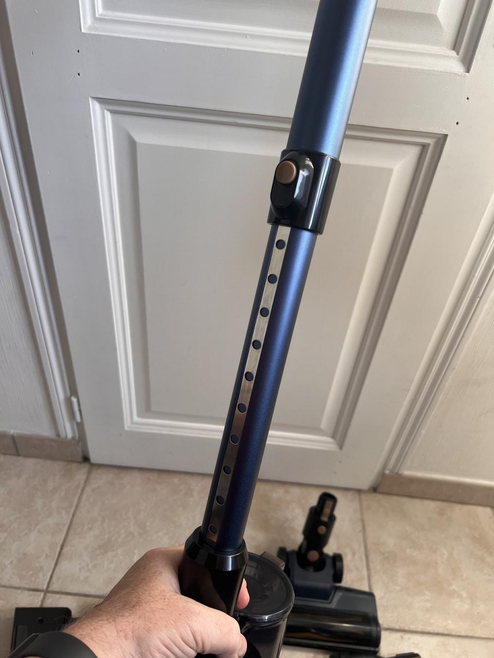 Le tube est réglable en hauteur