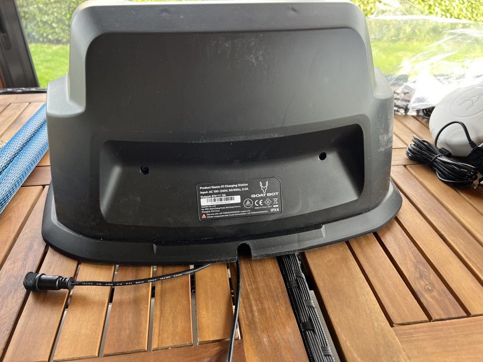 L'arrière de la base avec deux cables (alimentation et antenne)