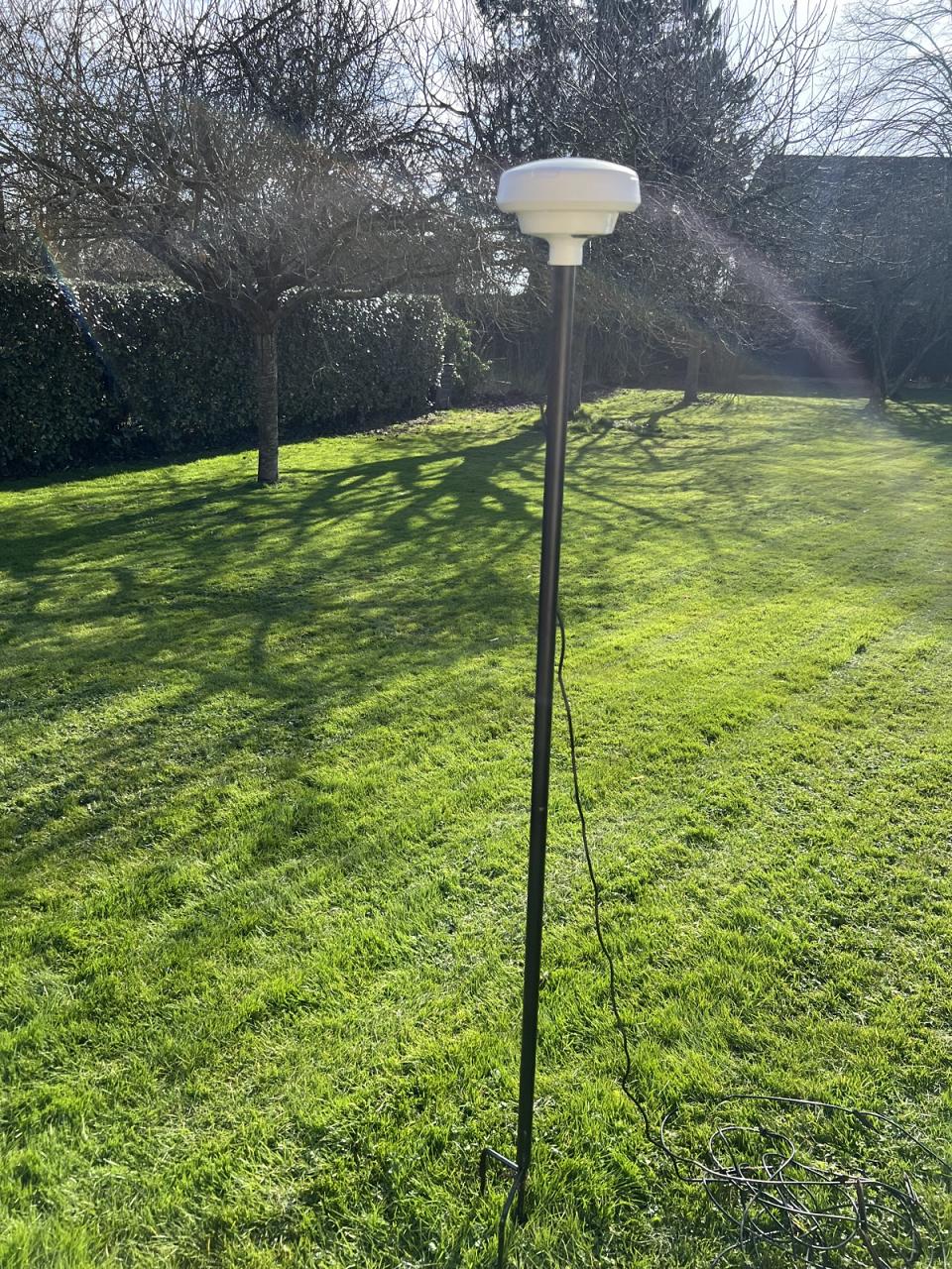 L'antenne peut juste se planter dans le sol