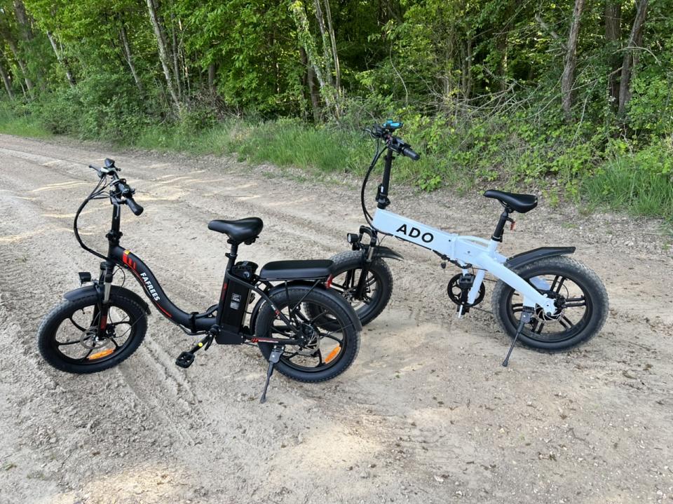 Le Fafress F20 à côté d'un Fat Bike ADO A20F Fat Bike 20 pouces