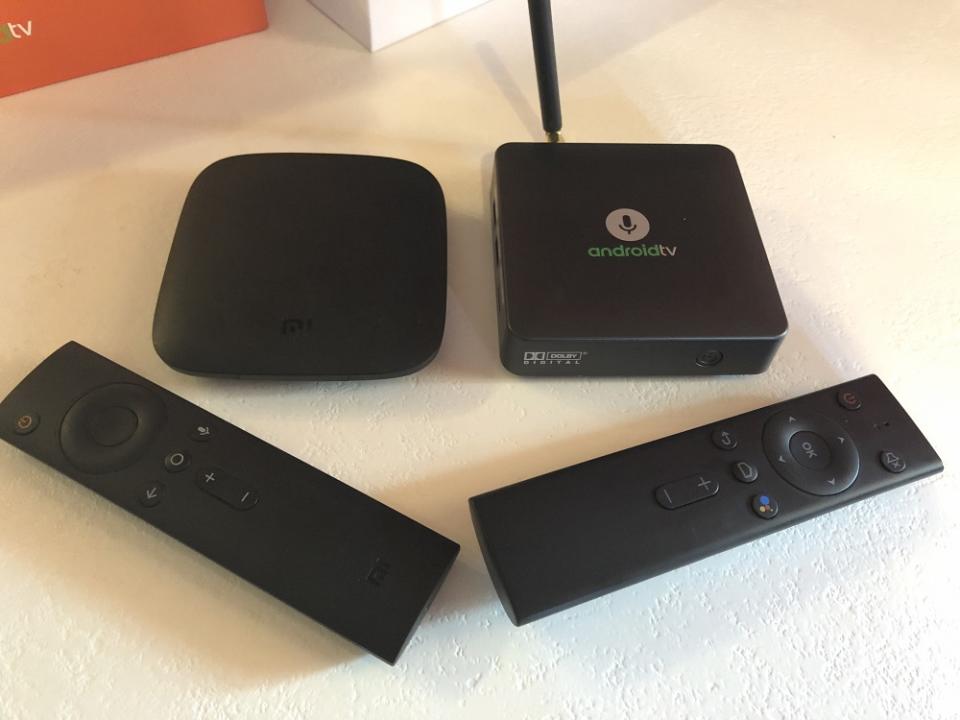 A gauche la MI TV BOX 3S, à droite la MECOOL KM8 