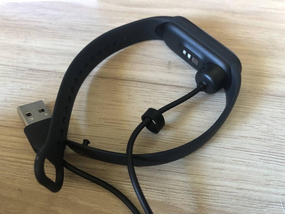 Le système de charge magnétique sans besoin de retirer la capsule du bracelet