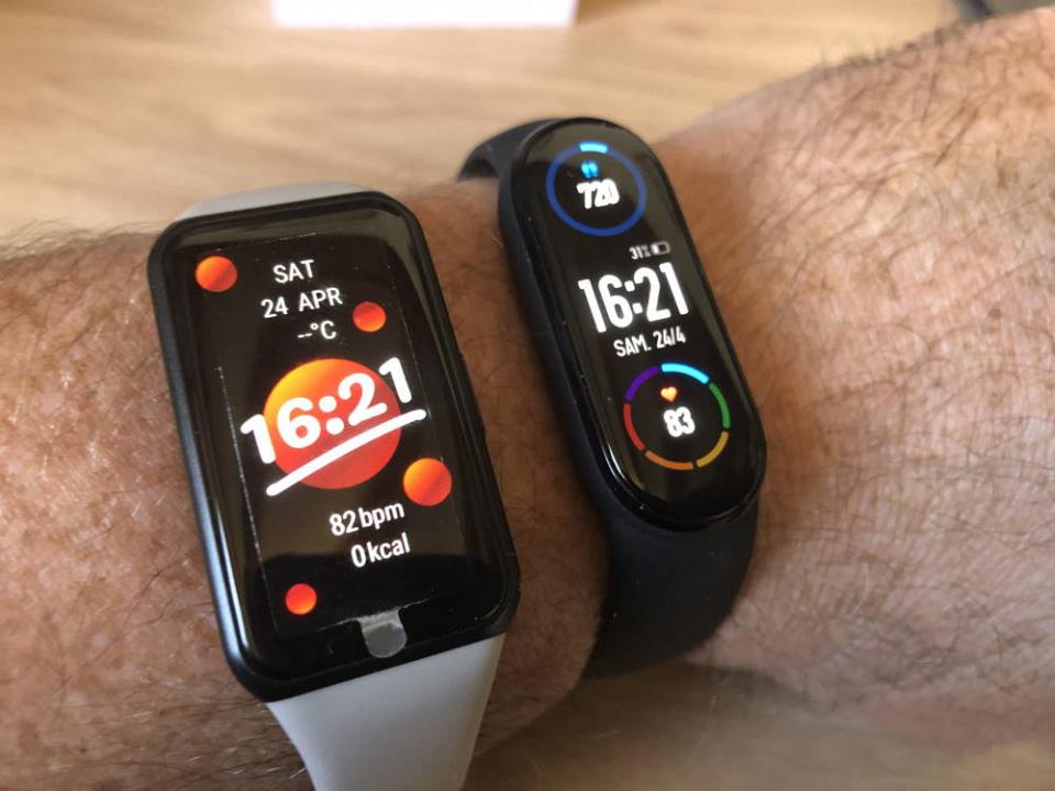 A gauche leHONOR BAND 6, à droite le MI BAND 6