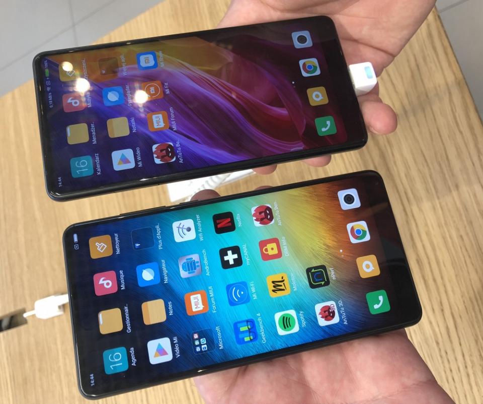 Le MI MIX 2S en bas, le MIX 2 en haut. Quasi identique