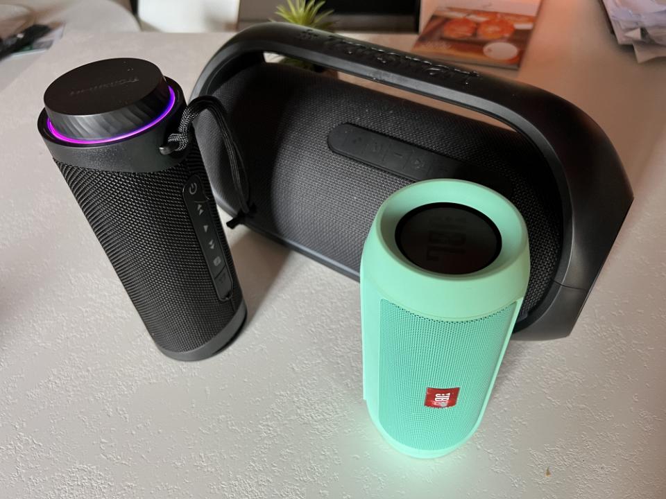 La Tronsmart T7, Tronsmart Bang et une JBL Flip