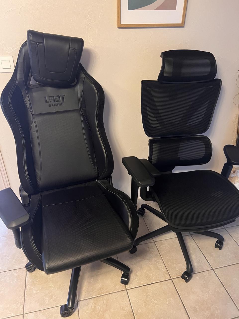 À côté d'un fauteuil gaming traditionnel