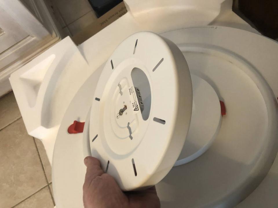 Le support / base à installer au plafond