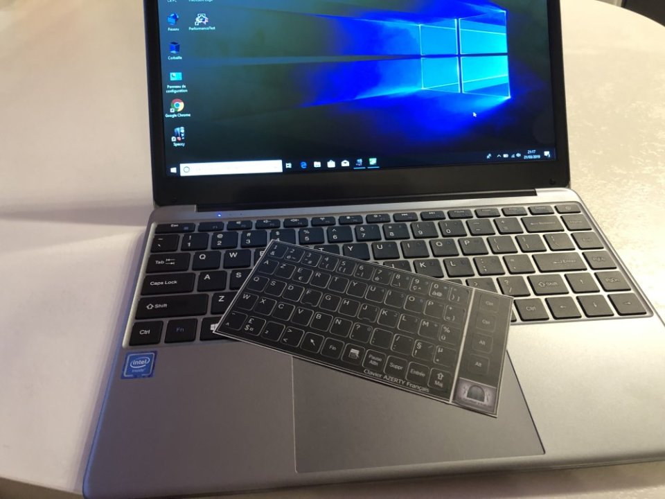 Une planche d'autocollant à 3€ et vous voici en AZERTY