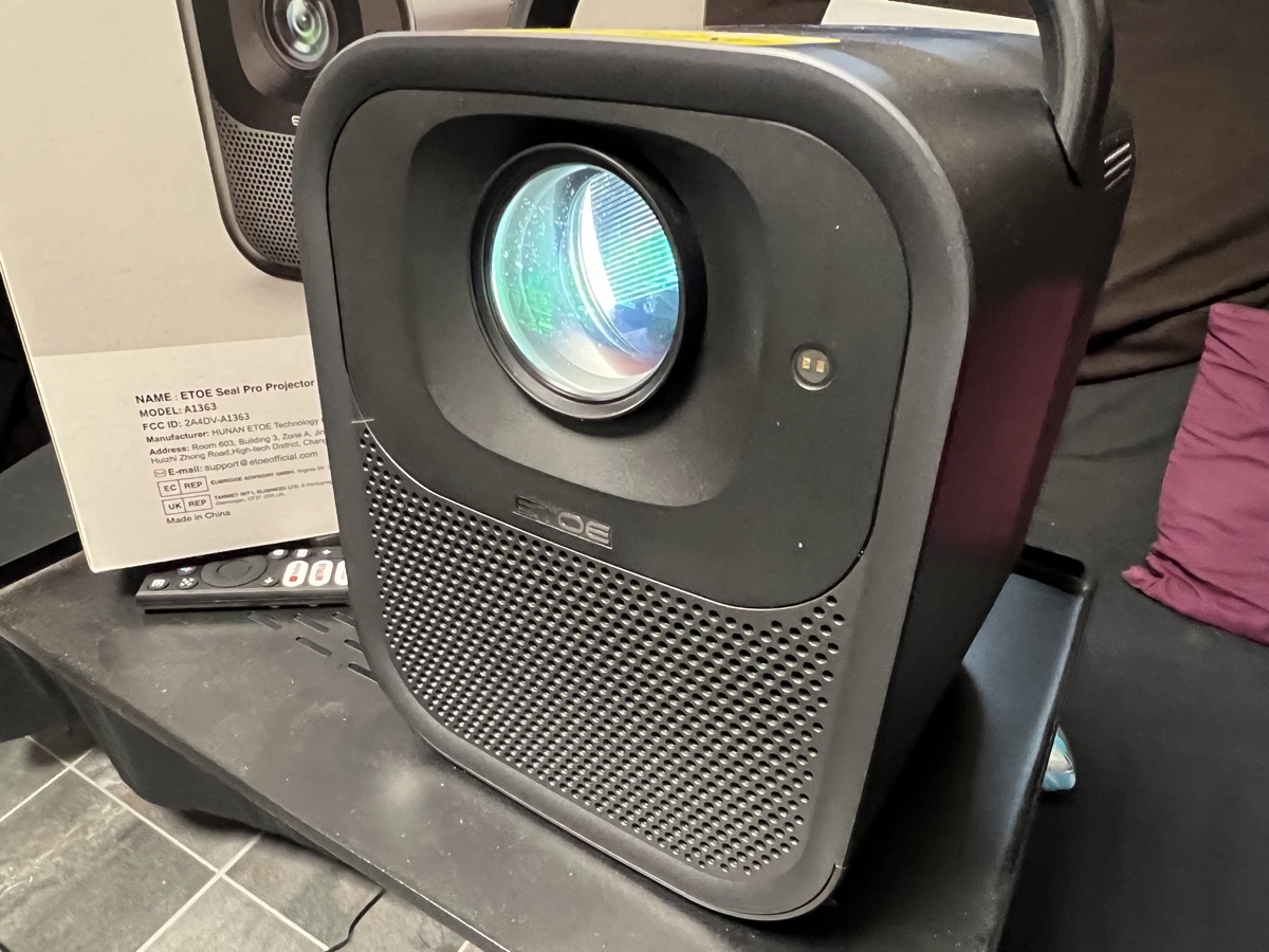 Test ETOE Seal Pro : Que vaut ce projecteur Google TV certifié