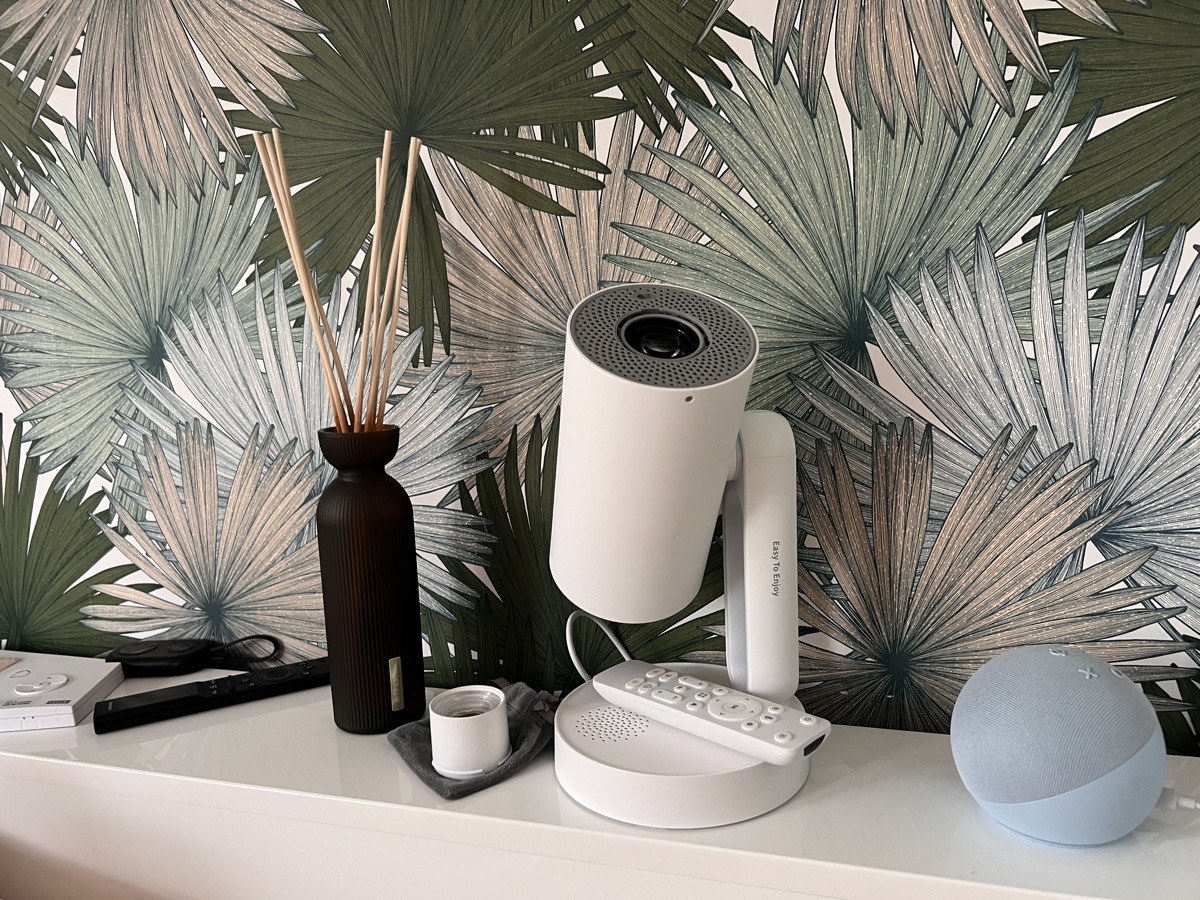 Test de l'ETOE Starfish Plus, le projecteur de chevet Full HD avec