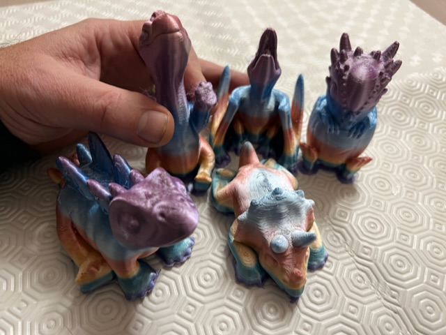 Une famille de dinosaure avec du filament multi couleur 