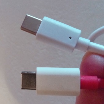 Le câble USB-C du Blackview (en haut) est de plus grande taille qu'un standard (en bas) 