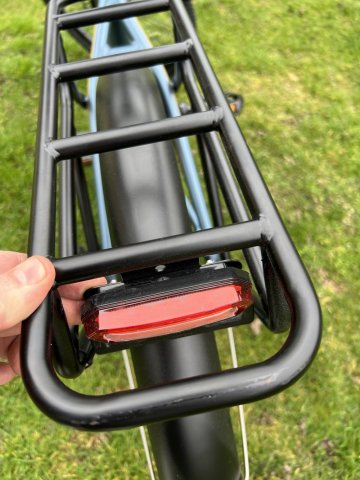 Garde-boue métalliques, porte-bagage, éclairage avec stop 