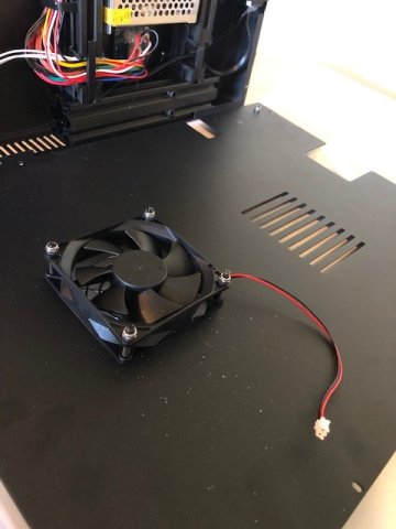 Le ventilateur de la machine, bien silencieux