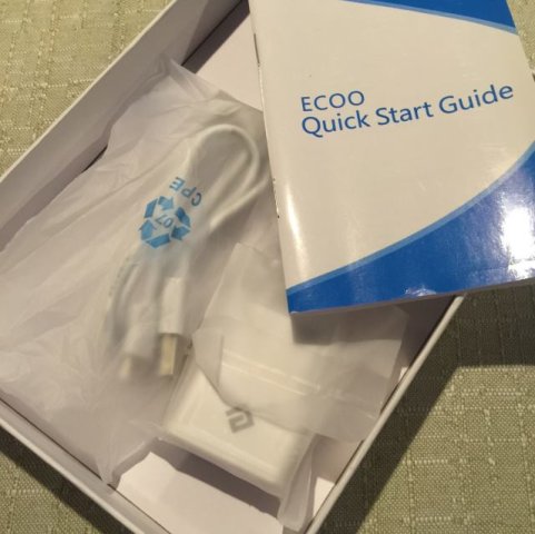ECOO E04, chargeur et protections d'écran founries