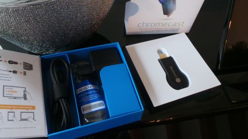 L'emballage contient la clé, un chargeur avec câble USB et une rallonge HDMI