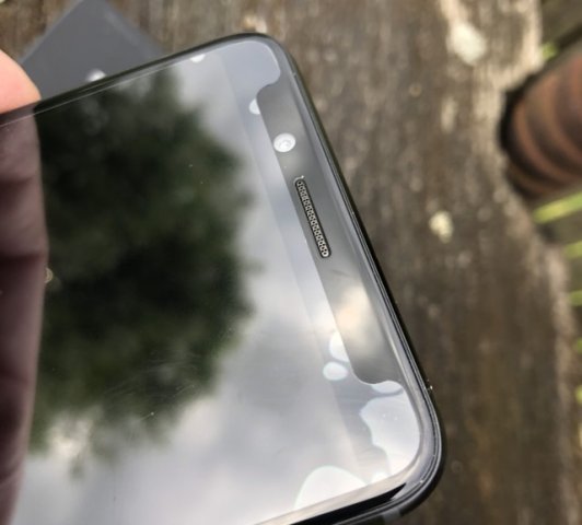 La LED de notification est située dans la grille du haut-parleur