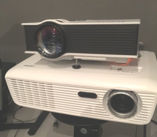Comparaison projecteur UNIC UC40 vs Projecteur Optoma