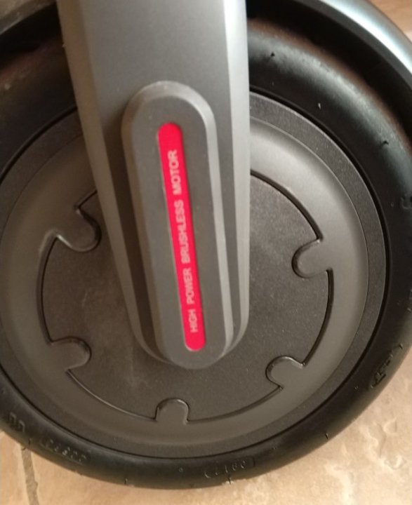 La roue avant contient le moteur