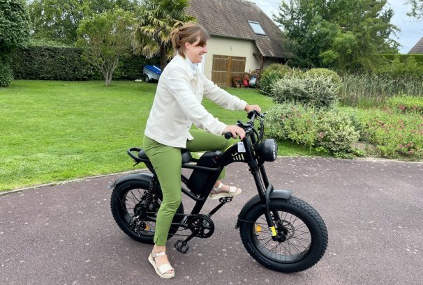 Test Riding times Z8, un vélo entre Fat Bike et moto électrique vintage pour terrains privés