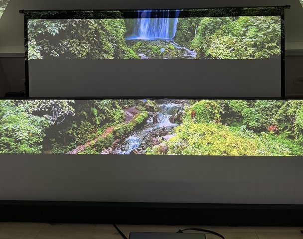 Comparaison : EN haut toile blanche autre, en bas la Nothing Projector. Gain supérieur sur la toile Nothing Projector