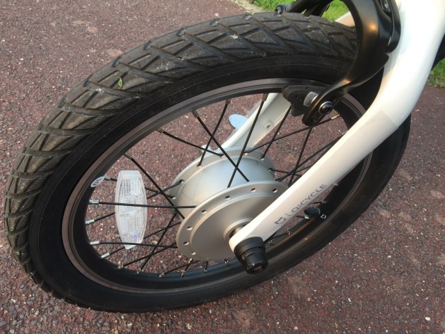 Le moteur est dans la roue avant, une roue de 16 pouces