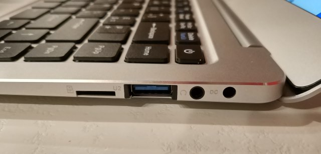 La charge se fait via une prise DC