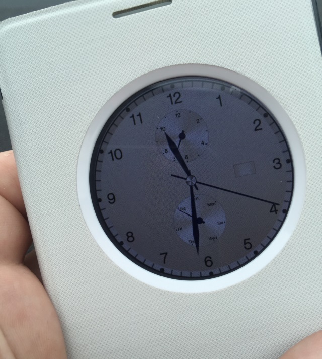 Très sympatique, l'horloge lors de la fermeture de la pochette officielle
