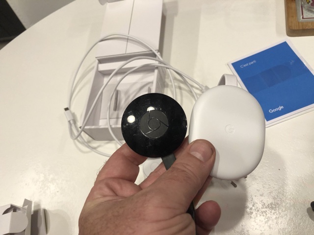 A gauche un Chromecast de précédente génération