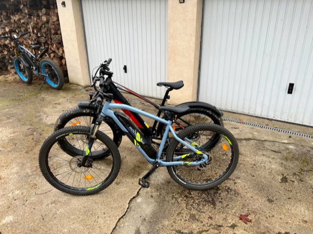 Comparaison avec un VTT électrique décathlon de même tarif. Victoire par KO