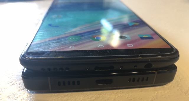 En bas le HOMTOM S9 Plus, en haut le OnePlus 5T