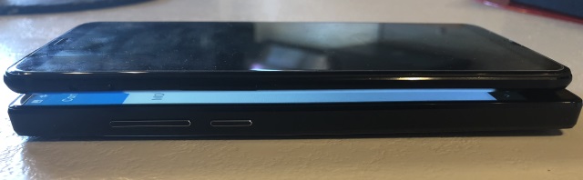 En bas le HOMTOM S9 Plus, en haut le OnePlus 5T, pas la même épaisseur !