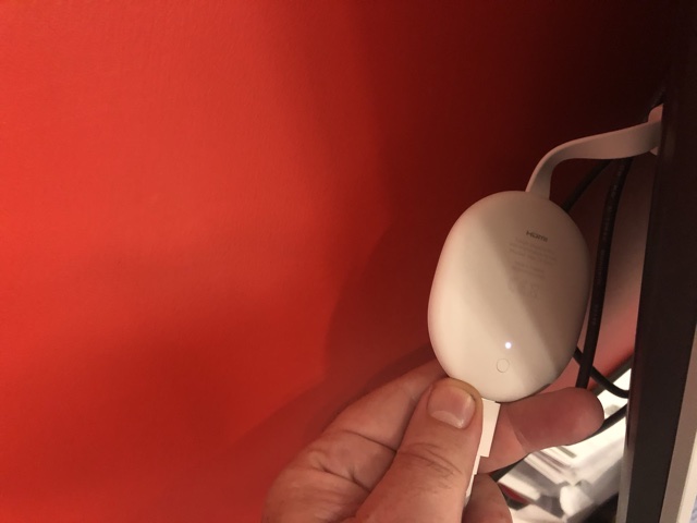Discret derrière une TV