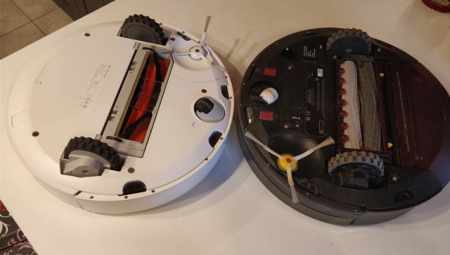 Le Xiaomi Robot à gauche et iRobot Roomba 980 à droite
