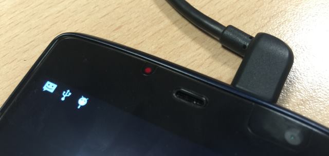 ECOO E04, en haut la diode de notification / indication de charge