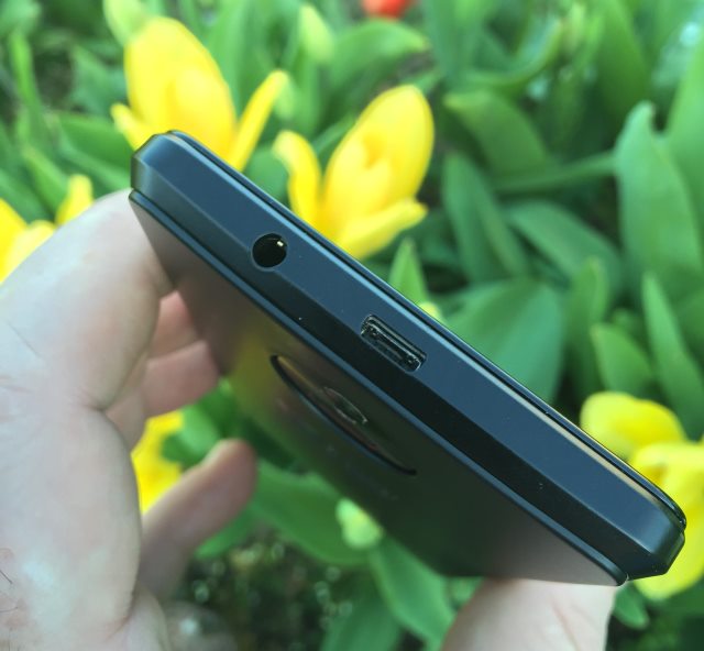 La prise USB est située en haut du Smartphone