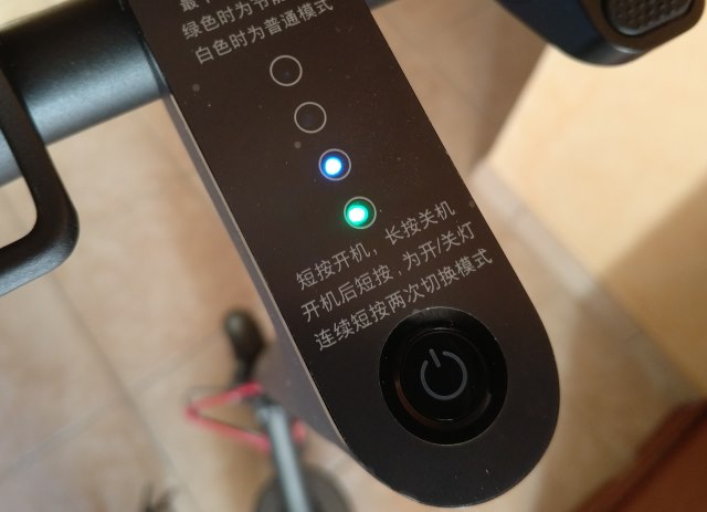 L'unique bouton et les 4 diodes de niveau de batterie