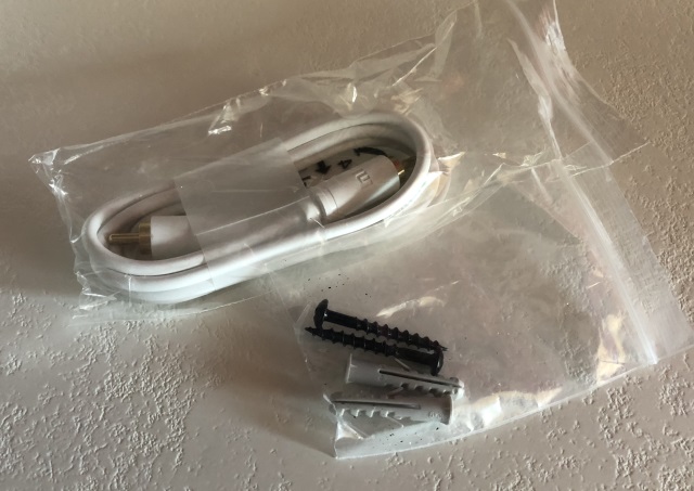 Un câble RCA et des chevilles sont fournies
