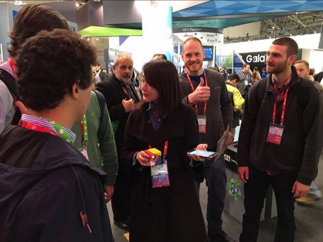 MWC 2016, le P1 dans la main de la représentante Doogee