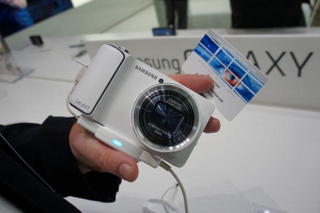 Un gros appareil photo hybride (coeur 'un Samsung Galaxy SIII)