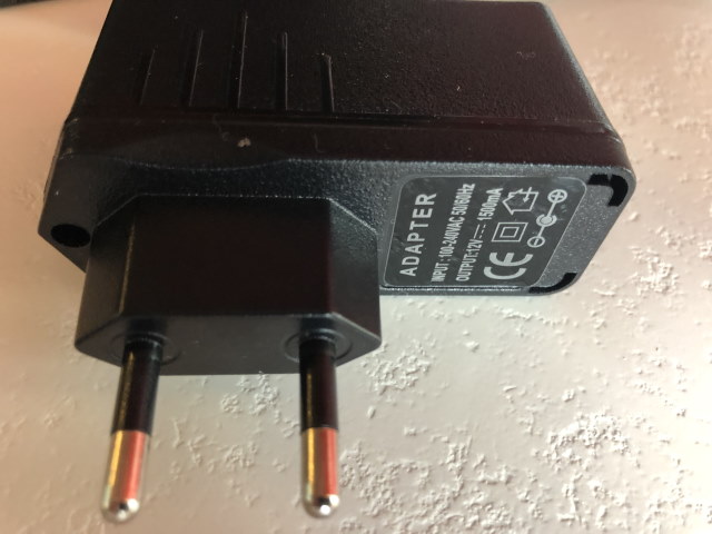 Un adaptateur secteur spécial