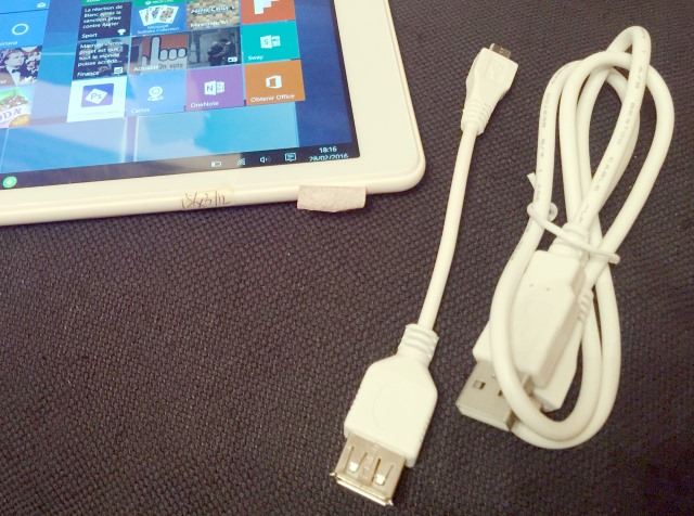 Teclast X80HD, pas de chargeur mais 2 câbles fournis
